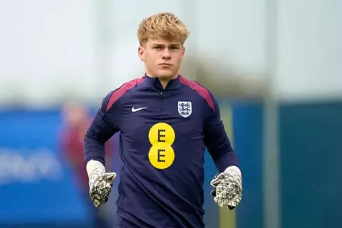 مانشستر يونايتد يقترب من ضم "حارس المستقبل" من ديربي كاونتي